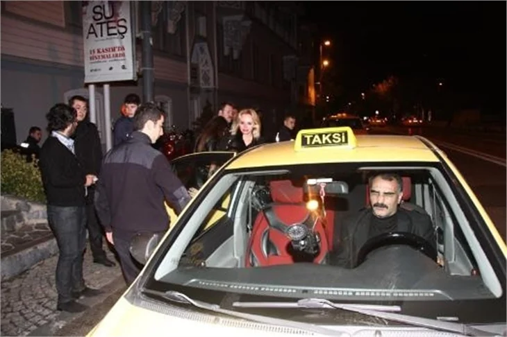 Özlem Yıldız, Sinan Serter'i fena bastı!