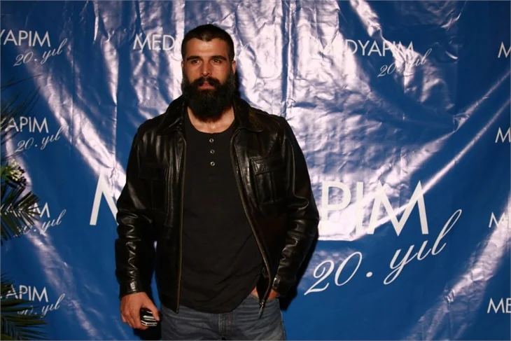 Mehmet Akif Alakurt dizi bitti sakallarını kesti!