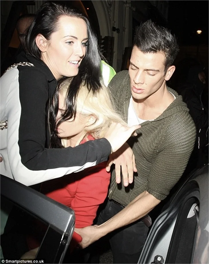 Helen Flanagan fena dağıttı
