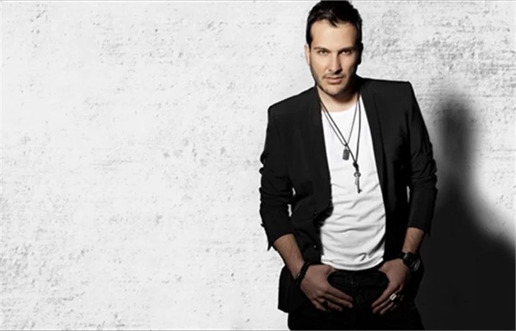 Popstar Abidin'i gömdü!