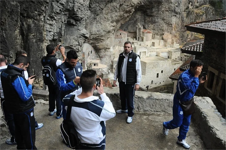 Apollon Limassollu futbolcular Sümela Manastırı’nı gezdi