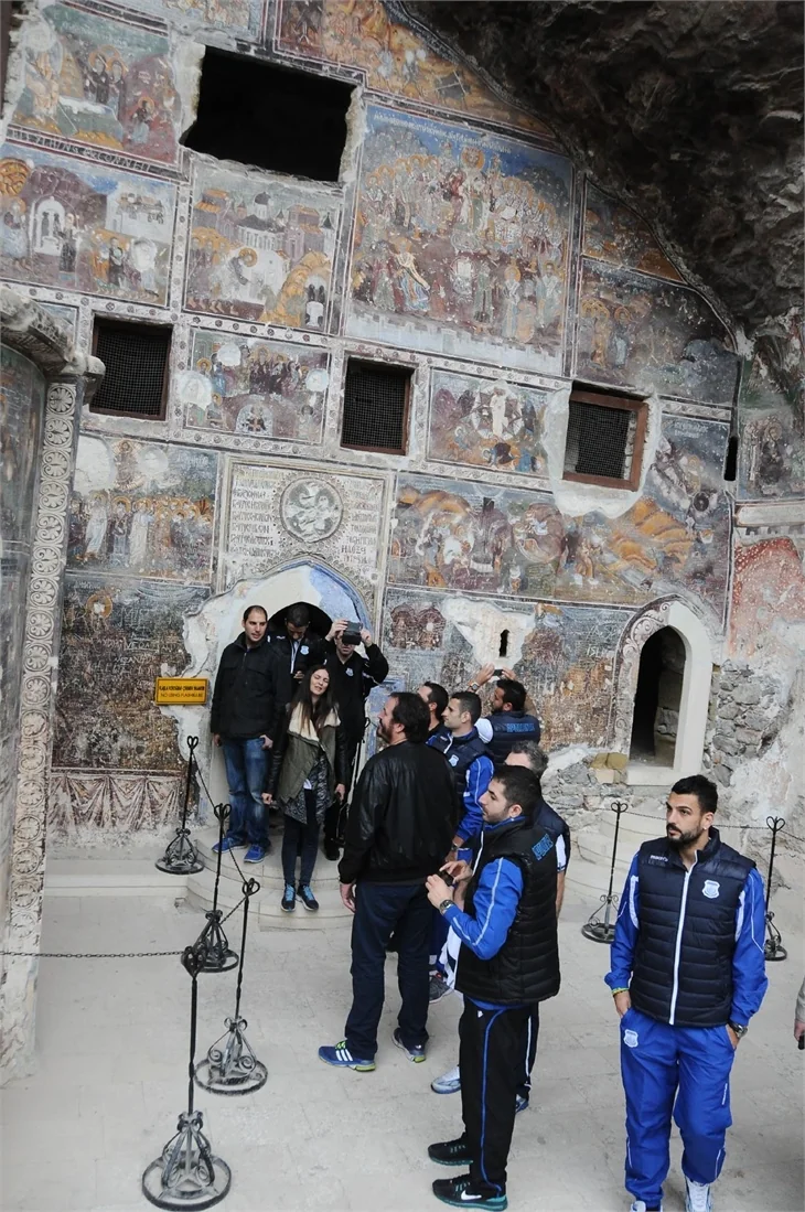 Apollon Limassollu futbolcular Sümela Manastırı’nı gezdi