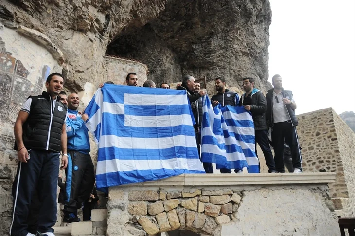 Apollon Limassollu futbolcular Sümela Manastırı’nı gezdi