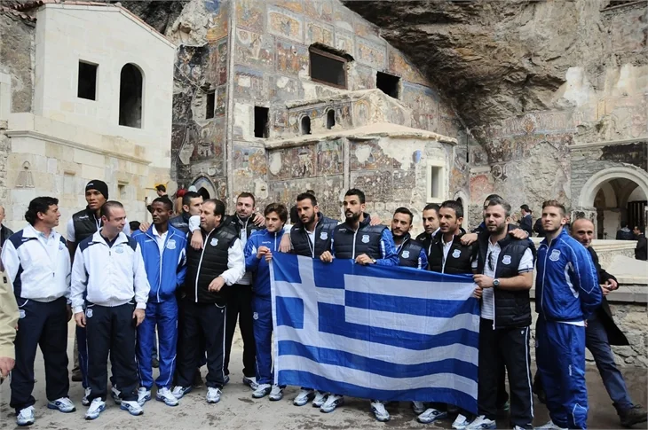 Apollon Limassollu futbolcular Sümela Manastırı’nı gezdi