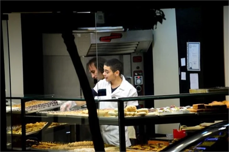 Rüzgar Erkoçlar simit de satıyor paspas da atıyor!