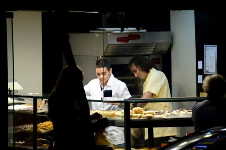 Rüzgar Erkoçlar simit de satıyor paspas da atıyor!