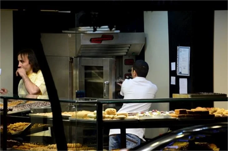 Rüzgar Erkoçlar simit de satıyor paspas da atıyor!
