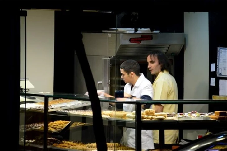 Rüzgar Erkoçlar simit de satıyor paspas da atıyor!