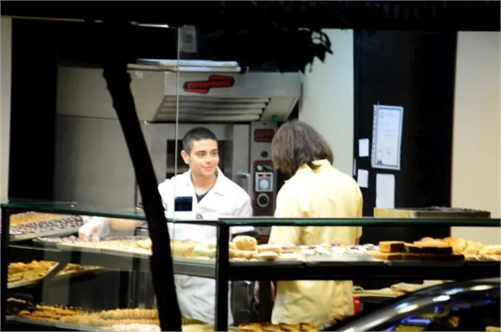 Rüzgar Erkoçlar simit de satıyor paspas da atıyor!