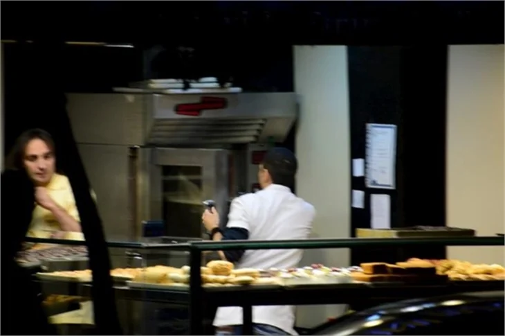 Rüzgar Erkoçlar simit de satıyor paspas da atıyor!