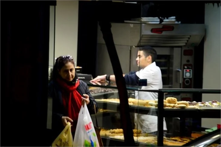 Rüzgar Erkoçlar simit de satıyor paspas da atıyor!