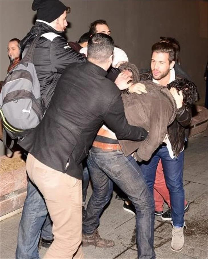 Rüzgar Çetin sokak ortasında kavga etti!