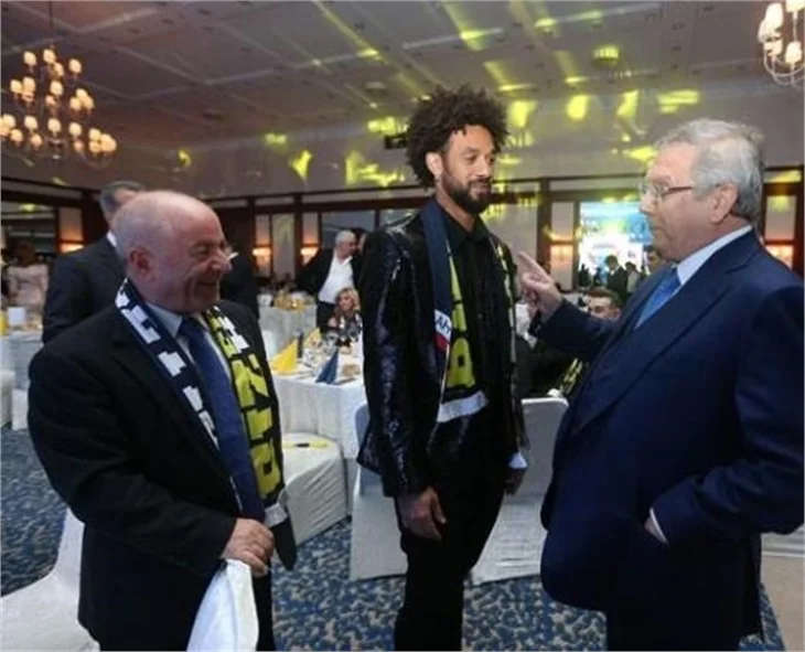 Fenerbahçe Ebru Gündeş ve Enbe Orkestrası'yla ile eğlendi