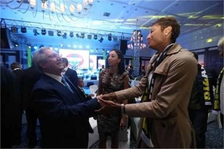 Fenerbahçe Ebru Gündeş ve Enbe Orkestrası'yla ile eğlendi