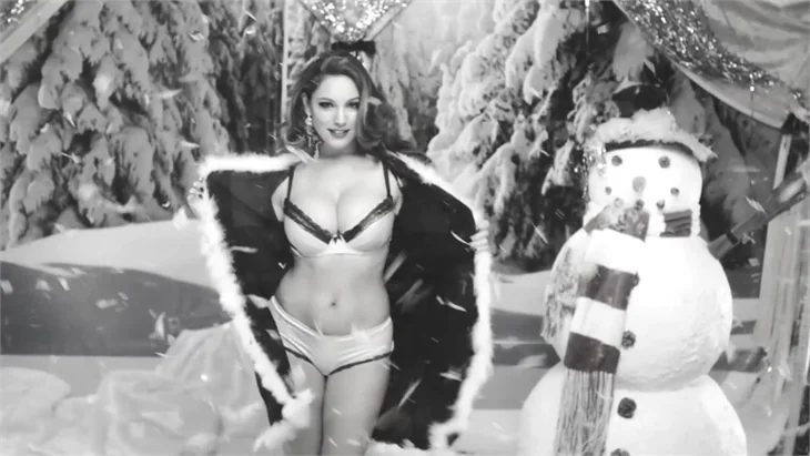 Kelly Brook'dan kardan adam!