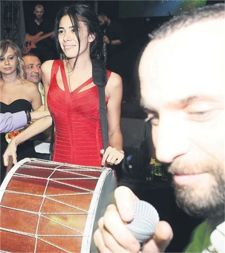 Caner kamptayken birlikte eğlenmişler!