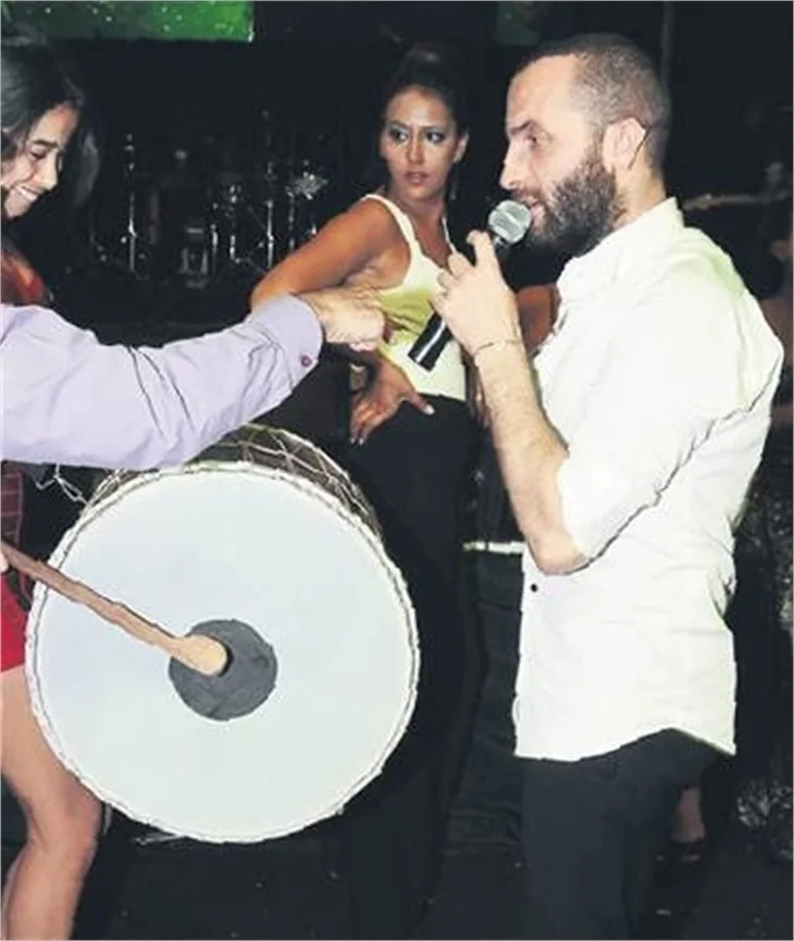 Caner kamptayken birlikte eğlenmişler!