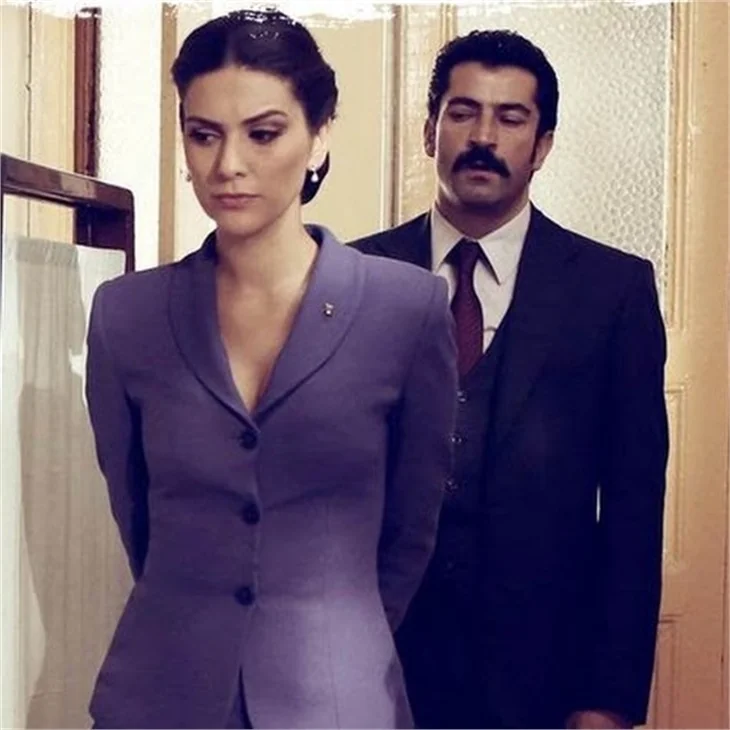 Diziyi seyreden terziye koşuyor