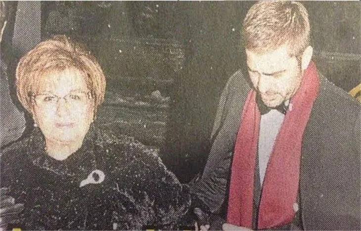 Engin Altan Düzyatan galaya annesiyle geldi!