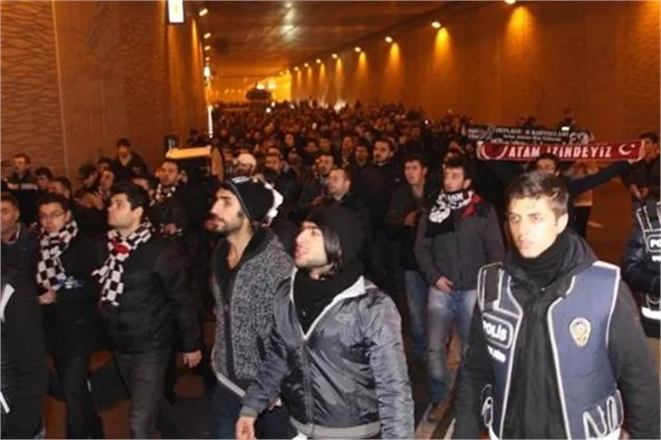 Kasımpaşa - Beşiktaş maçında saha karıştı