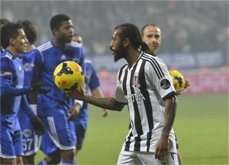 Kasımpaşa - Beşiktaş maçında saha karıştı