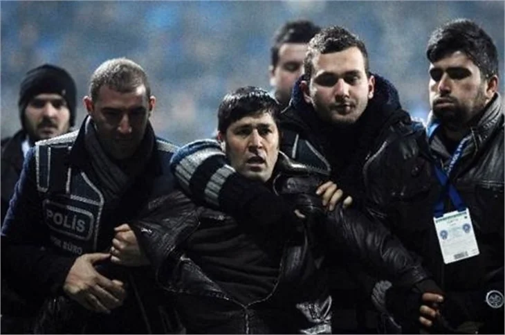 Kasımpaşa - Beşiktaş maçında saha karıştı