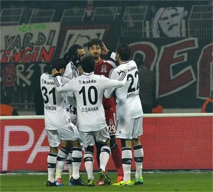 Kasımpaşa - Beşiktaş maçında saha karıştı