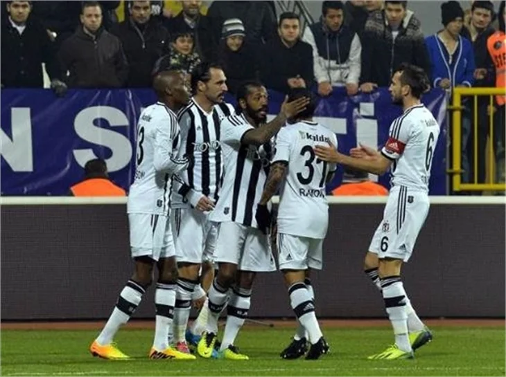 Kasımpaşa - Beşiktaş maçında saha karıştı