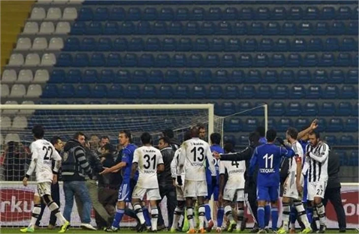Kasımpaşa - Beşiktaş maçında saha karıştı