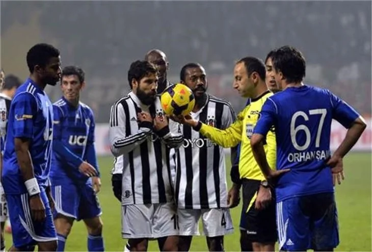 Kasımpaşa - Beşiktaş maçında saha karıştı