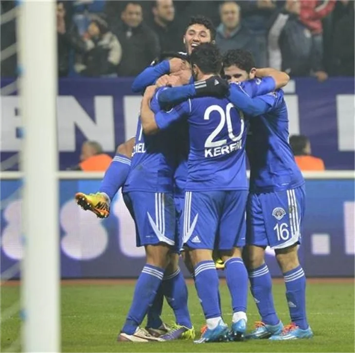 Kasımpaşa - Beşiktaş maçında saha karıştı