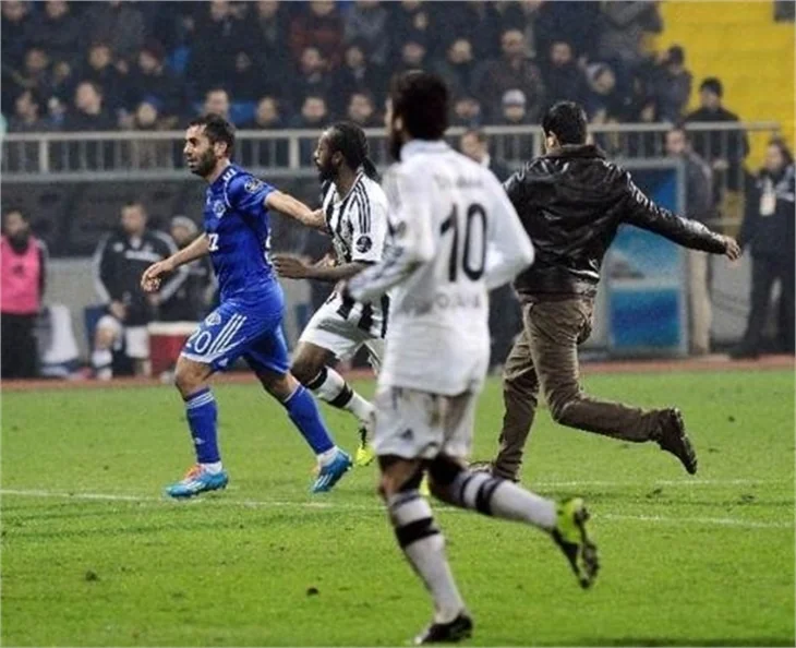 Kasımpaşa - Beşiktaş maçında saha karıştı