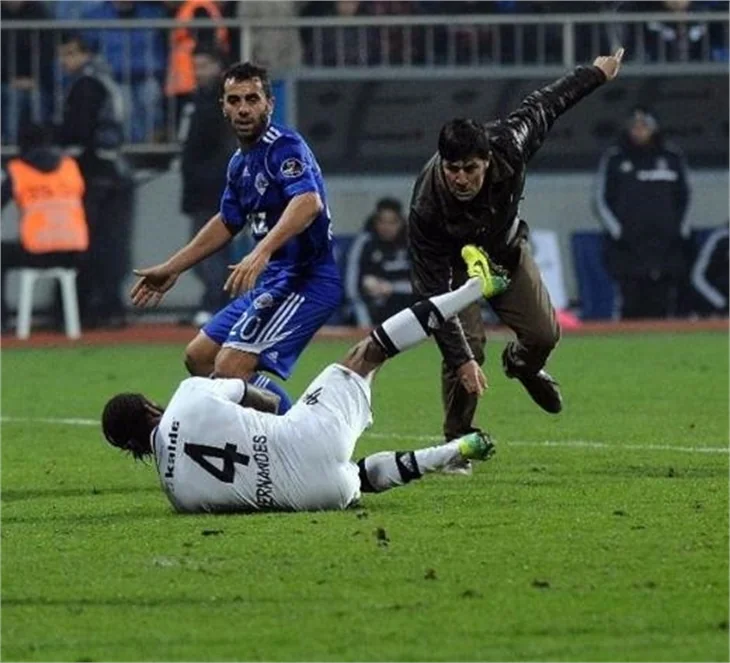 Kasımpaşa - Beşiktaş maçında saha karıştı