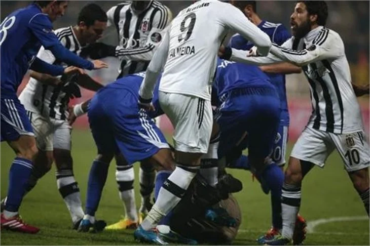 Kasımpaşa - Beşiktaş maçında saha karıştı