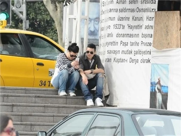 Rüzgar Erkoçlar: Fıstık atılan maymunlara döndüm