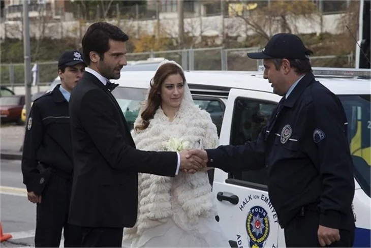 Azra ve Can nikah masasında
