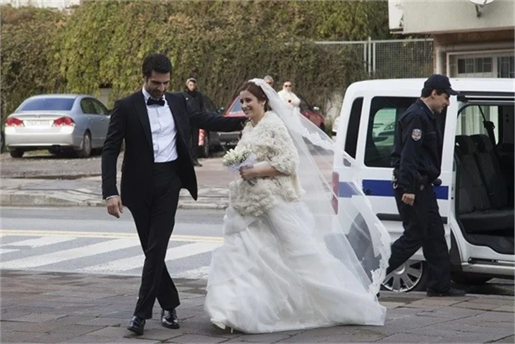 Azra ve Can nikah masasında