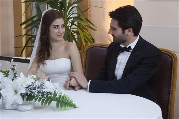 Azra ve Can nikah masasında