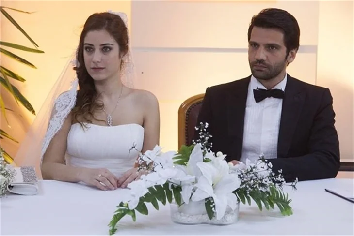 Azra ve Can nikah masasında