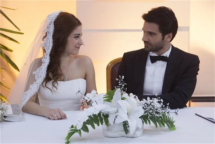 Azra ve Can nikah masasında