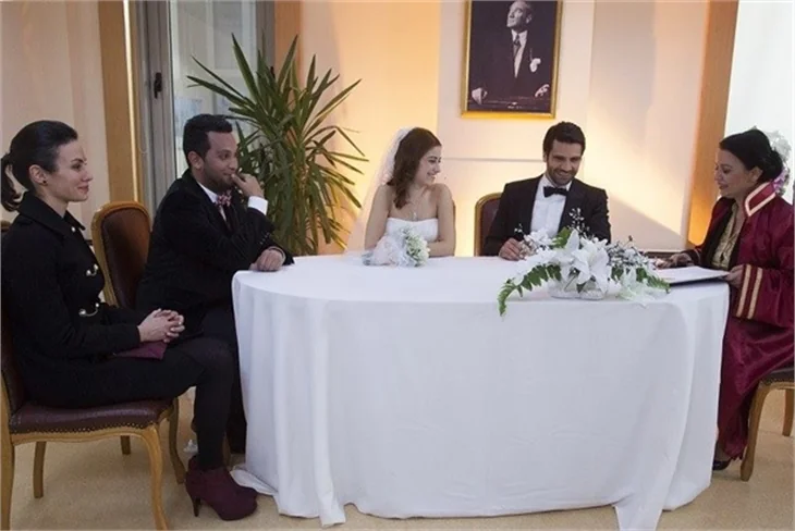 Azra ve Can nikah masasında
