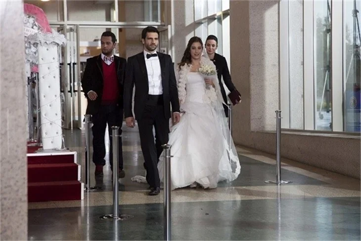 Azra ve Can nikah masasında