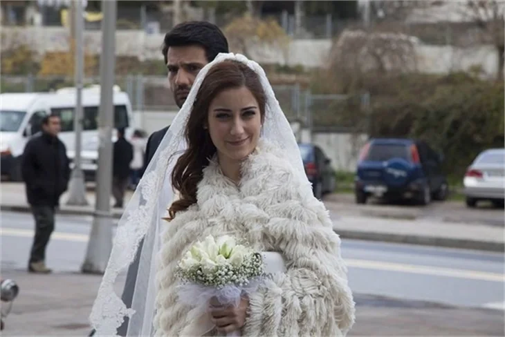 Azra ve Can nikah masasında