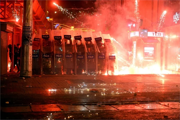 Taksim'de yolsuzluk eylemi!