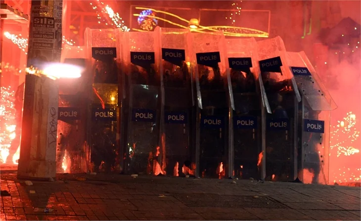 Taksim'de yolsuzluk eylemi!