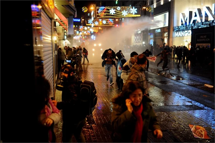 Taksim'de yolsuzluk eylemi!