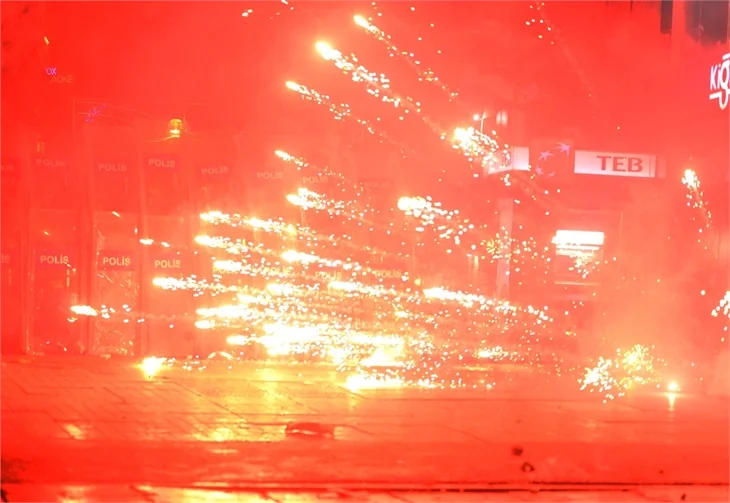 Taksim'de yolsuzluk eylemi!