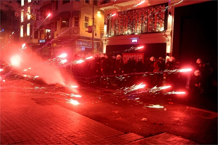 Taksim'de yolsuzluk eylemi!