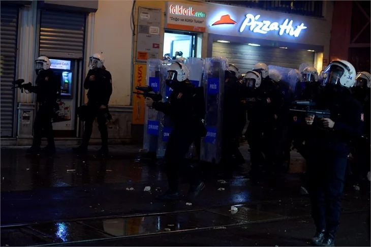 Taksim'de yolsuzluk eylemi!