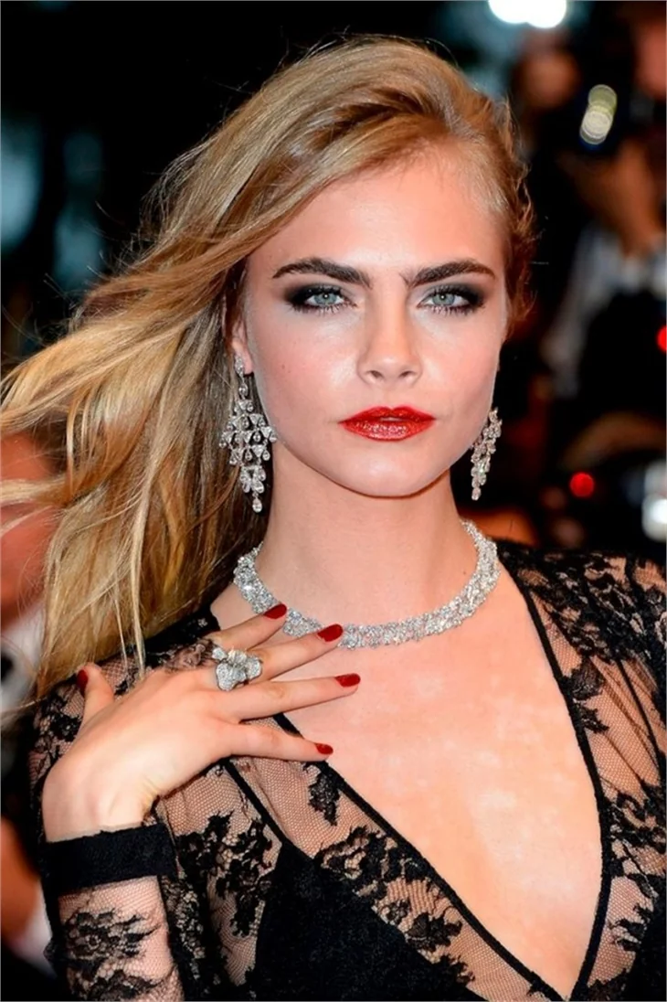 Cara Delevingne'den çekici kareler!